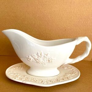Roscher & Co Vineyard Cream Coloured Stoneware Ceramic Gravy Boat w/Underplate